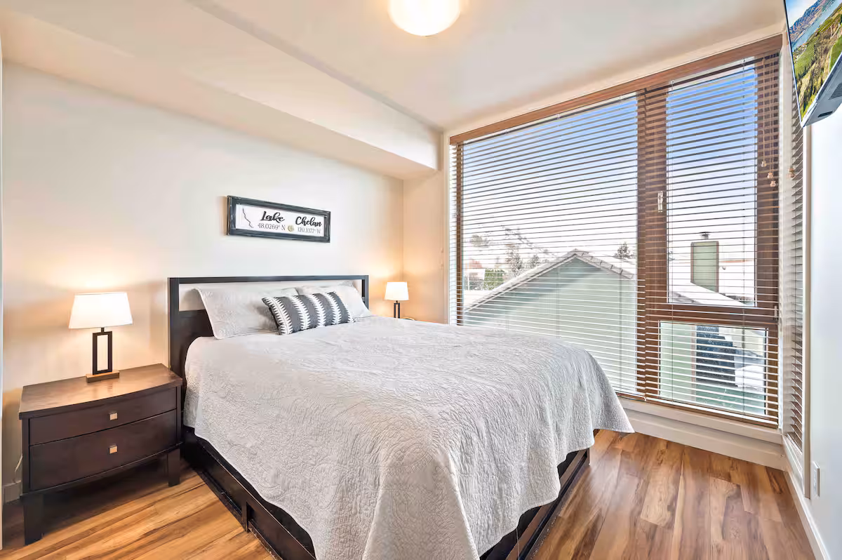 1 Bedroom + Den, 3 Bed Chelan Condo – Cozy condo w/ den • 1BR + Den • 3 Beds • Sleeps 5