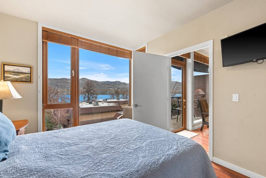 Lakeview | Indoor Pool + Hot Tub | 2 Parking Spots – Lakeview condo with indoor pool, hot tub, and parking